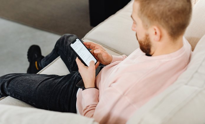 male-texter